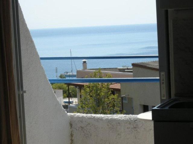 Efrosyni Apartments Agia Marina  Buitenkant foto